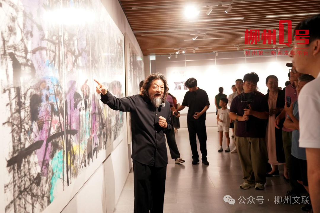 安东给观展市民分享创作心路。